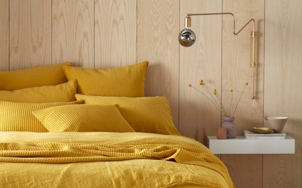 cama-aconchegante-dicas-tecido Cama com roupa de cama de linho amarela