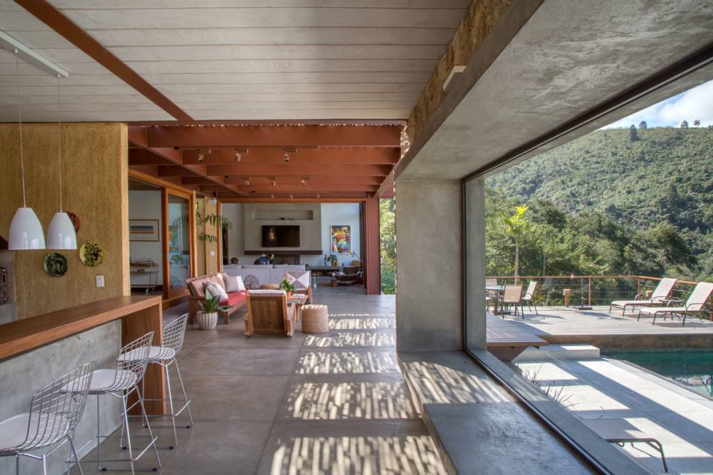 Em Petrópolis, uma casa de serra integrada à natureza