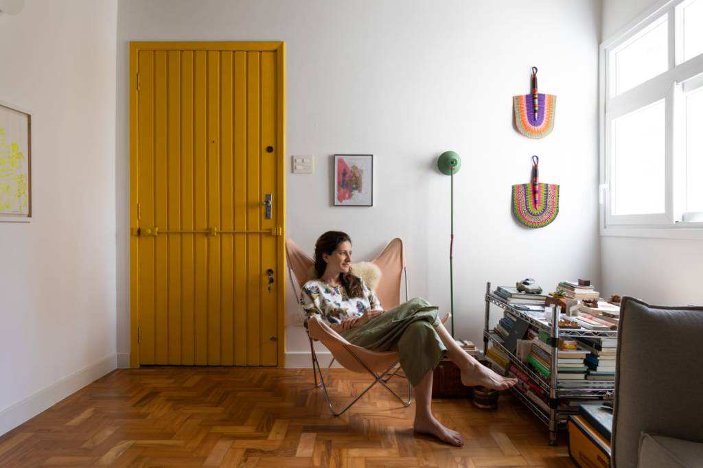 casa-colorida-helena-camargo-1 A arquiteta Helena Camargo em seu apartamento, em São Paulo