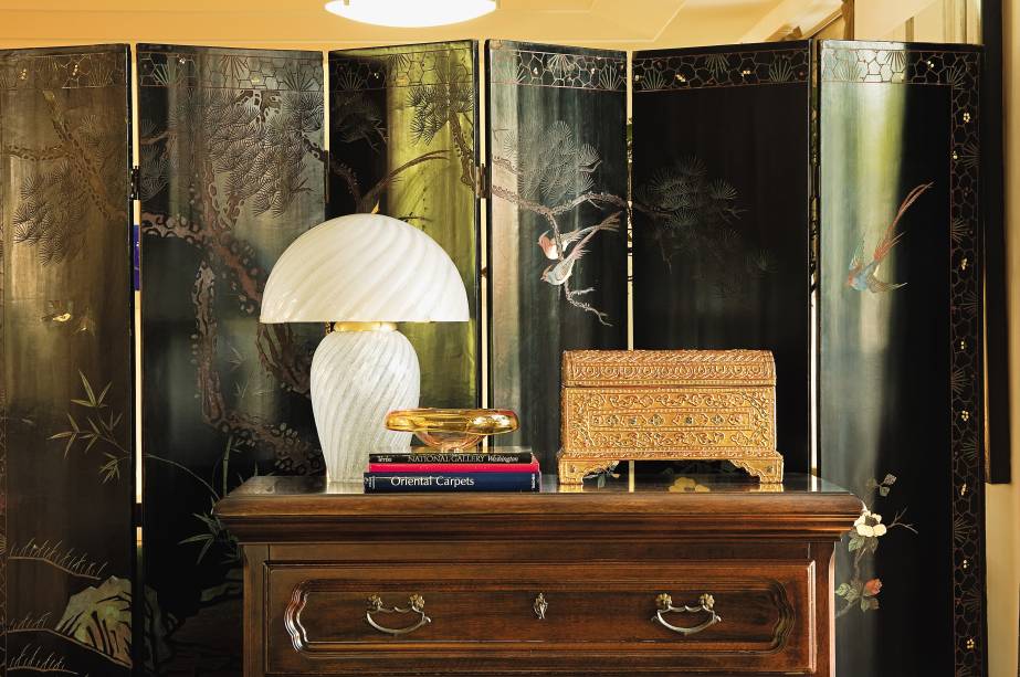 Biombo chinês preto em ambiente do arquiteto René Fernandes Filho