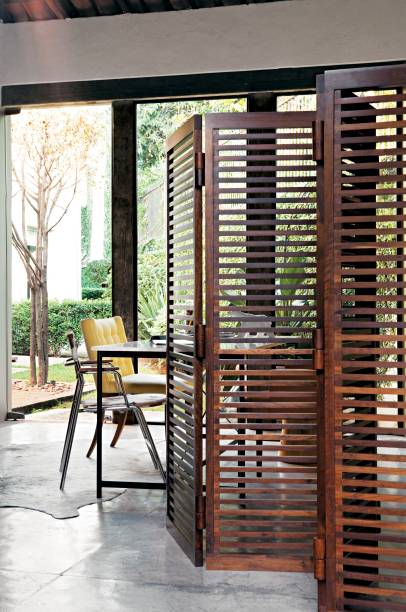 Canto de trabalho com biombo da Vermeil, projeto da designer de interiores Marília Brunetti de Campos Veiga