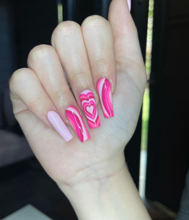 @nailedbymylaa Y2K Bubble Heart Manicure