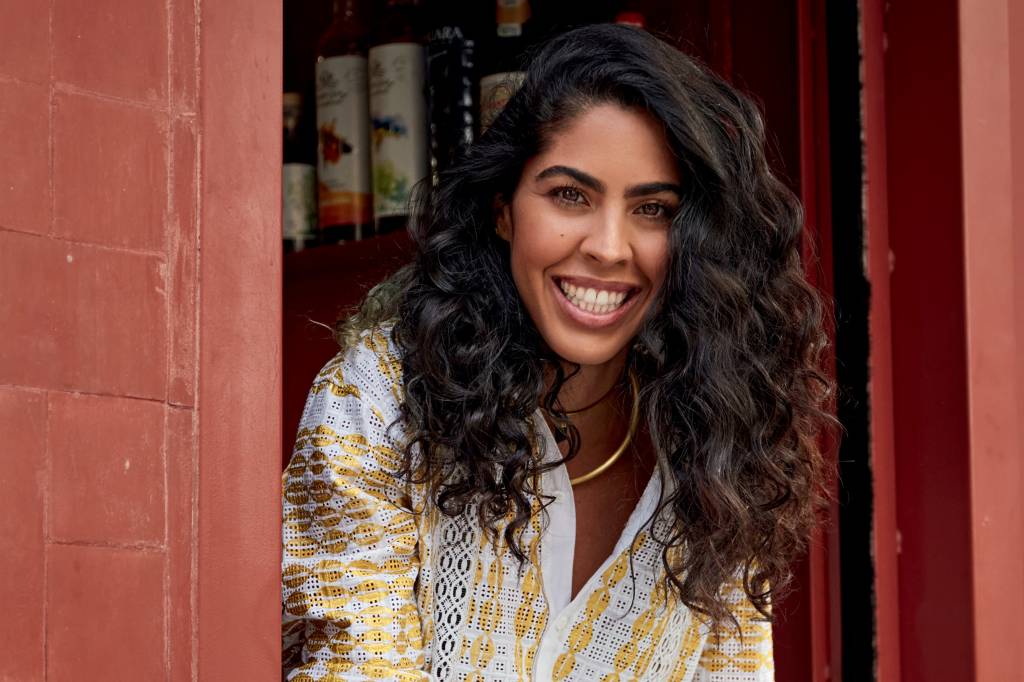 Salpicão, curau, gim tônica: Bela Gil ensina receitas favoritas da família