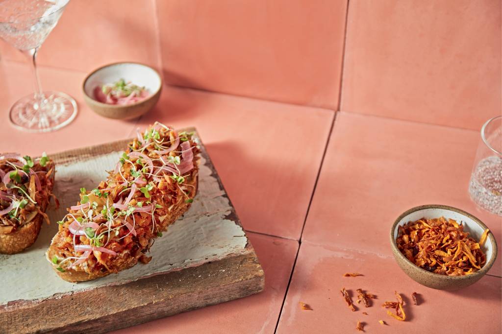 Destaque RECEBER CAMELIA ODODO Tostada de carne de jaca e maionese de castanha