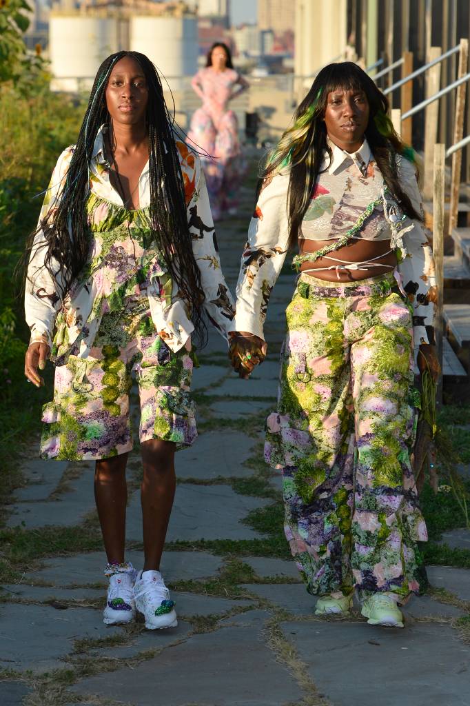 Collina Strada – Runway – September 2021 – New York Fashion Week: The Shows Duas modelos desfilando de mãos dadas.