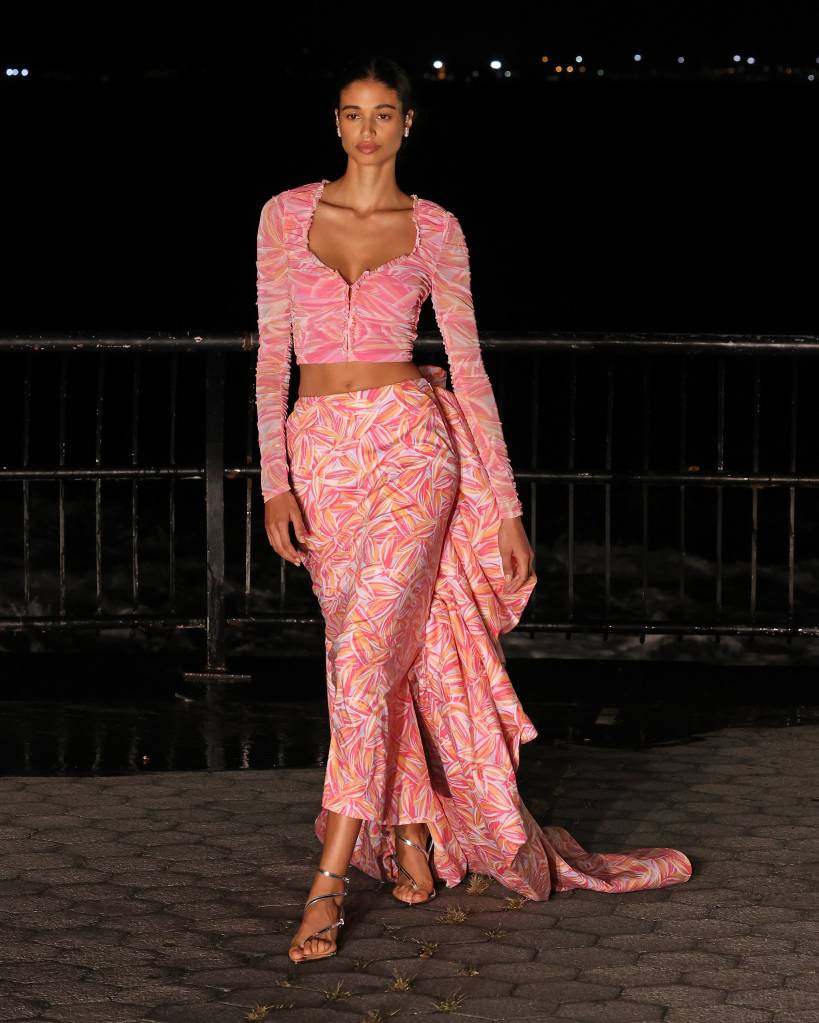 Prabal Gurung – September 2021 – New York Fashion Week: The Shows Modelo de look todo rosa