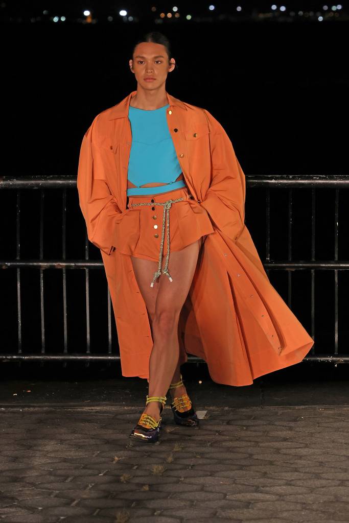 Prabal Gurung – September 2021 – New York Fashion Week: The Shows Modelo de look todo rosa