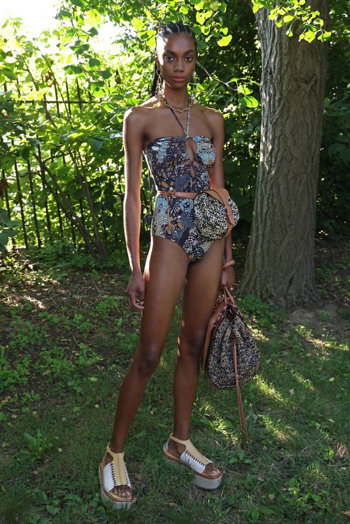 Ulla Johnson – September 2021 – New York Fashion Week: The Shows Modelo com look de verão e bolsa na mão.