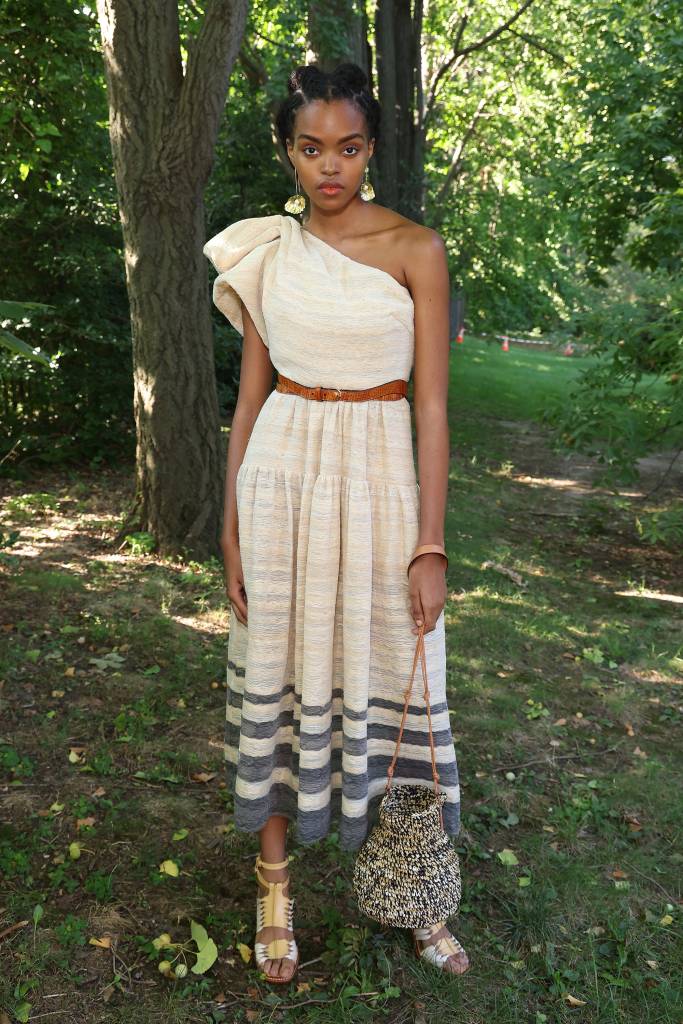 Ulla Johnson – September 2021 – New York Fashion Week: The Shows Modelo com vestido com babados de um ombro só.