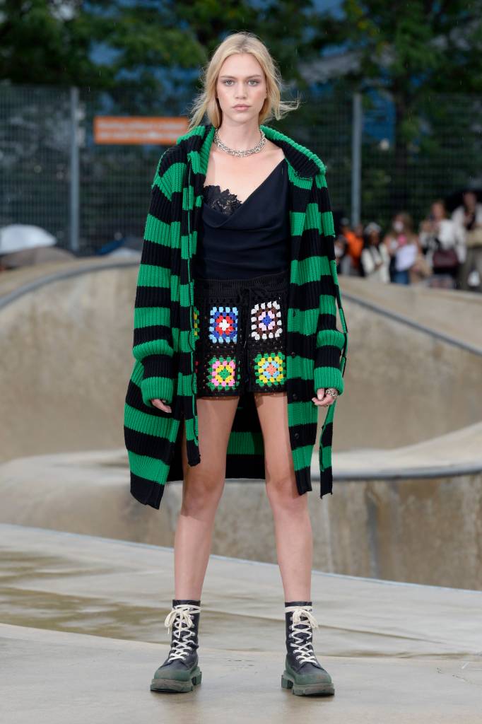 Monse – Runway – September 2021 – New York Fashion Week: The Shows Modelo de casaco listrado e saia de crochê.