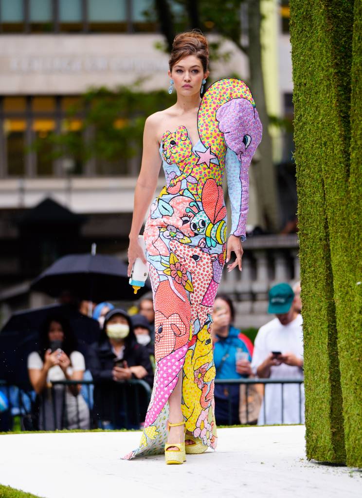 Celebrity Sightings In New York City – September 09, 2021 Modelo anda na passarela com um vestido colorido de um ombro só.