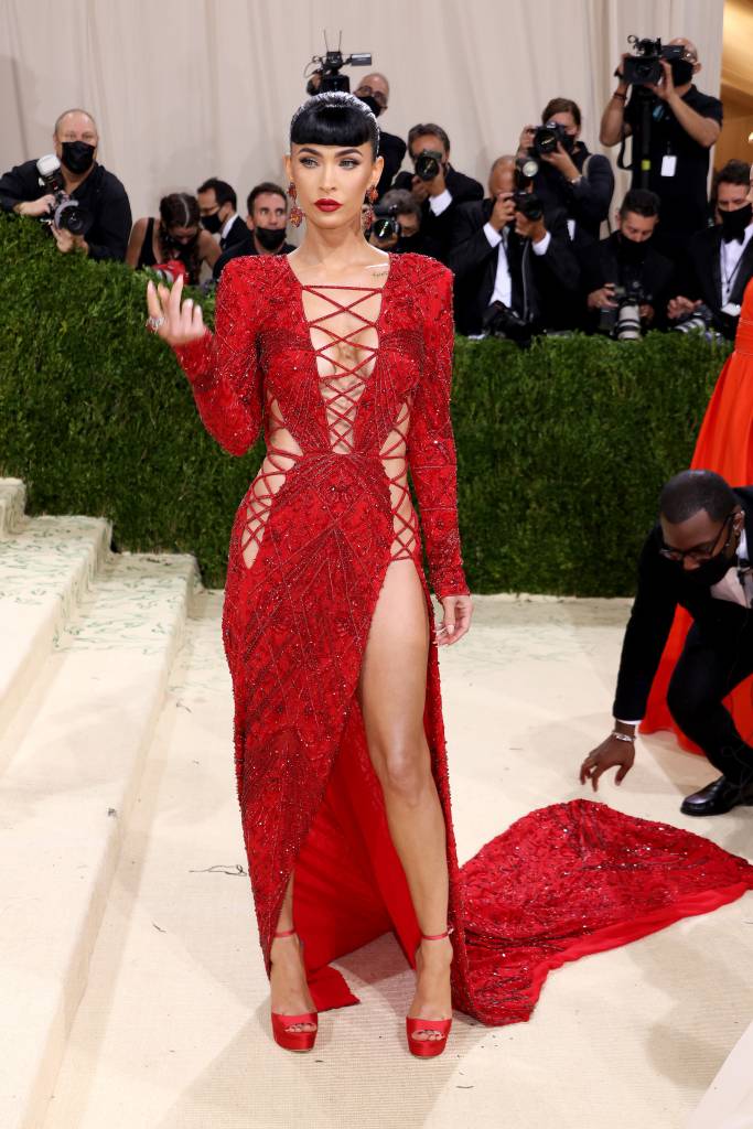 The 2021 Met Gala Celebrating In America: A Lexicon Of Fashion – Arrivals Megan Fox com um look vermelho decotado