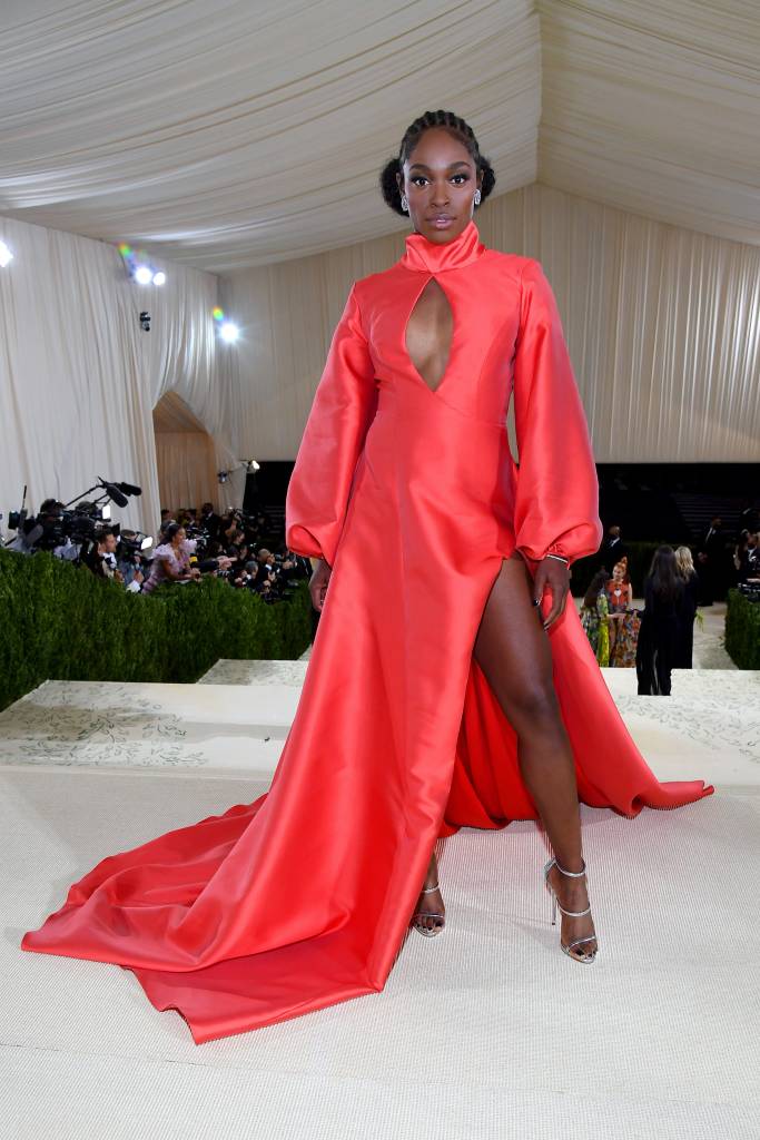The 2021 Met Gala Celebrating In America: A Lexicon Of Fashion – Red Carpet Look com vestido vermelho e manga bufante.