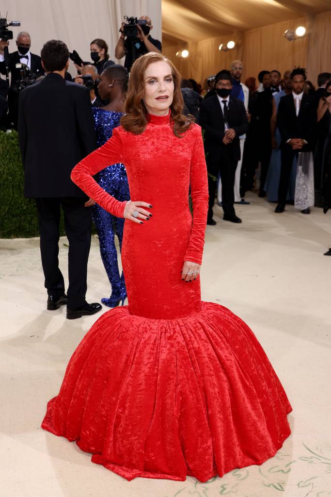 The 2021 Met Gala Celebrating In America: A Lexicon Of Fashion – Arrivals Look de veludo vermelho Met Gala 2021