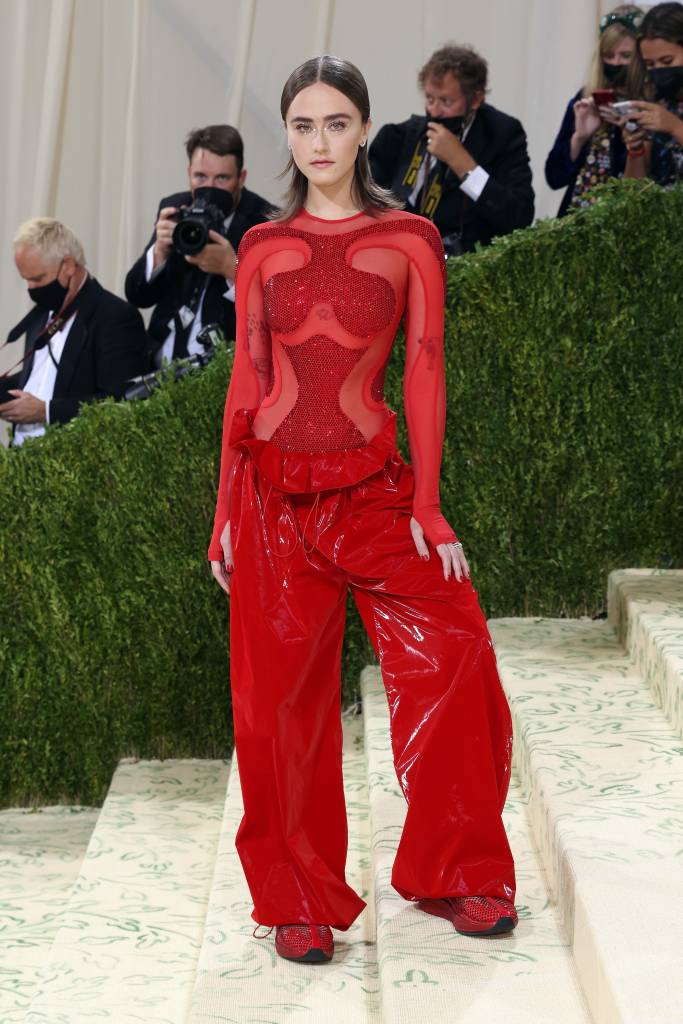 The 2021 Met Gala Celebrating In America: A Lexicon Of Fashion – Arrivals Look vermelho com calça e tênis no Met Gala 2021