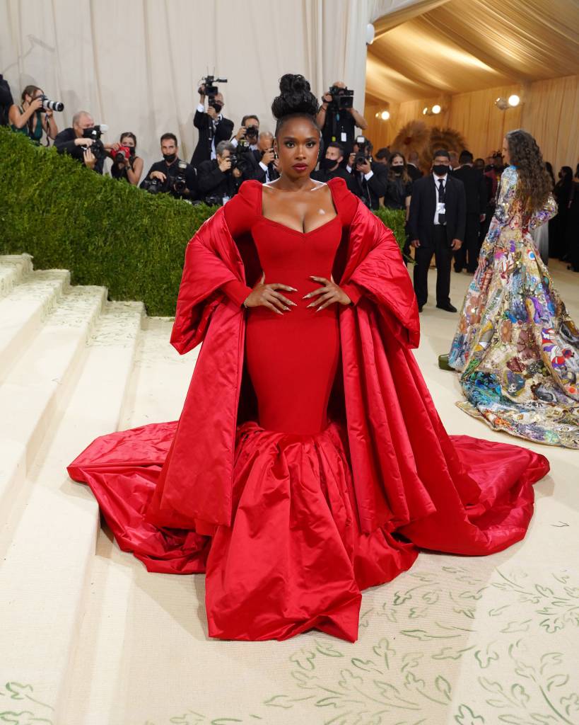 2021 Costume Institute Benefit – In America: A Lexicon of Fashion Look volumoso vermelho no Met Gala 2021
