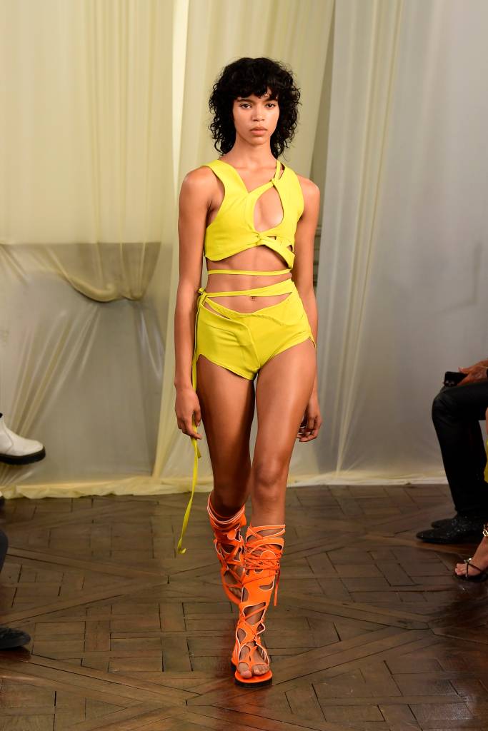 Ottolinger : Runway – Paris Fashion Week – Womenswear Spring Summer 2022 Modelo em Paris Fashion Week