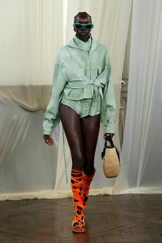 Ottolinger : Runway – Paris Fashion Week – Womenswear Spring Summer 2022 Modelo em Paris Fashion Week