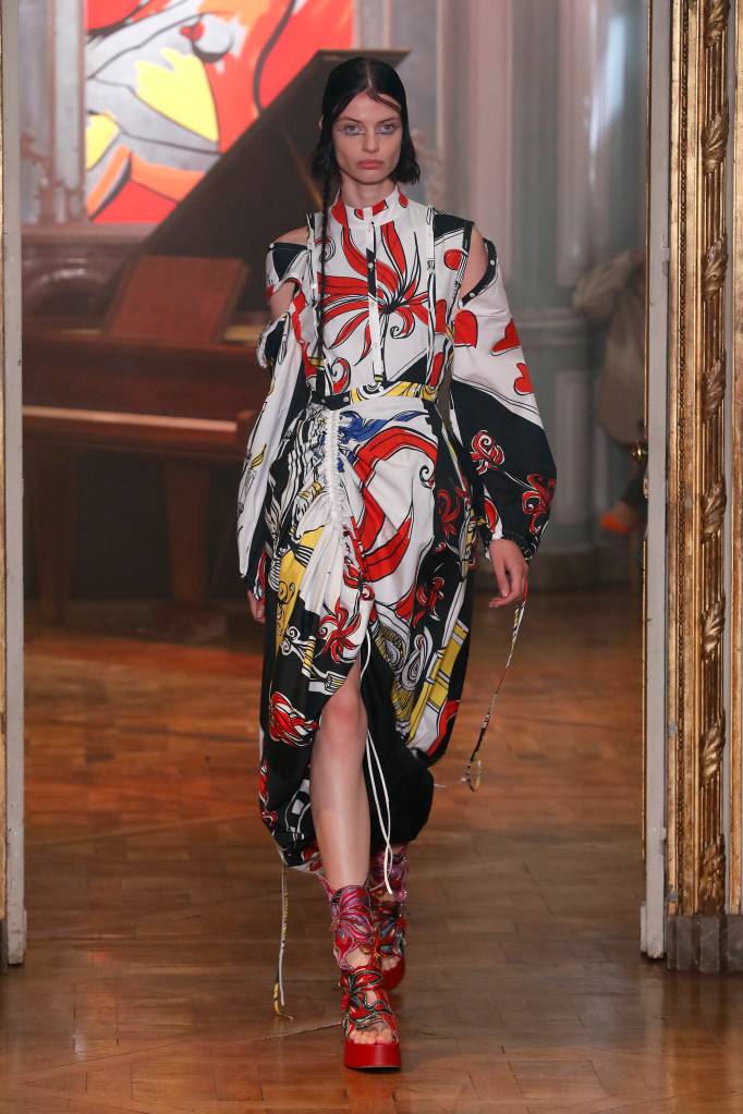 Rochas : Runway – Paris Fashion Week – Womenswear Spring Summer 2022 Modelo em Paris Fashion Week