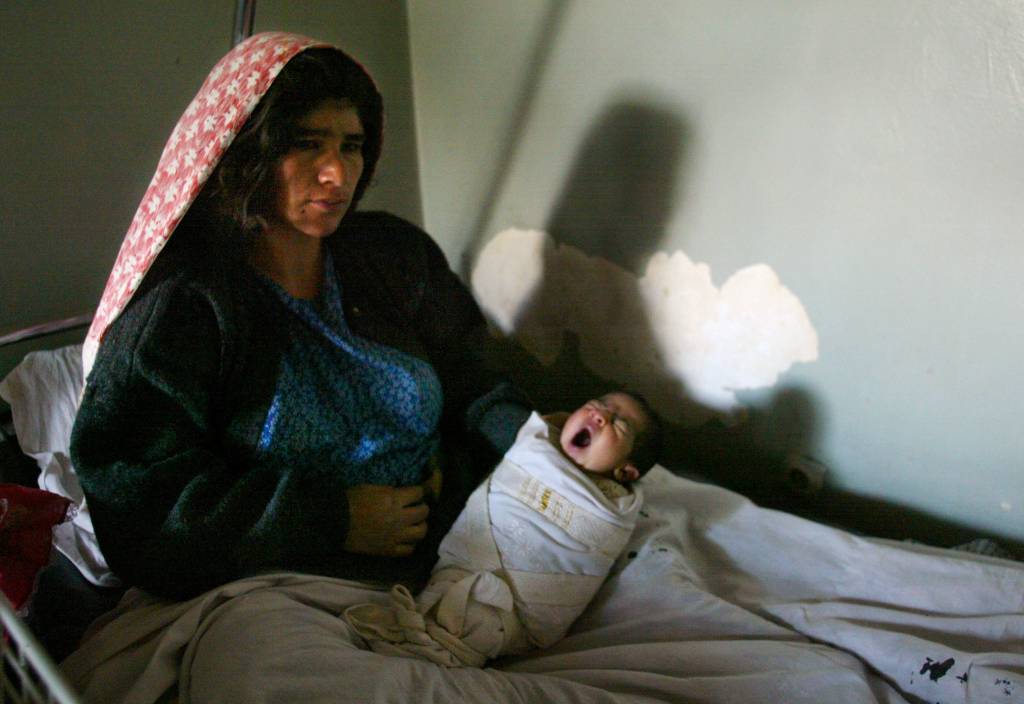 No Afeganistão, mulheres dão à luz sob condições desumanas