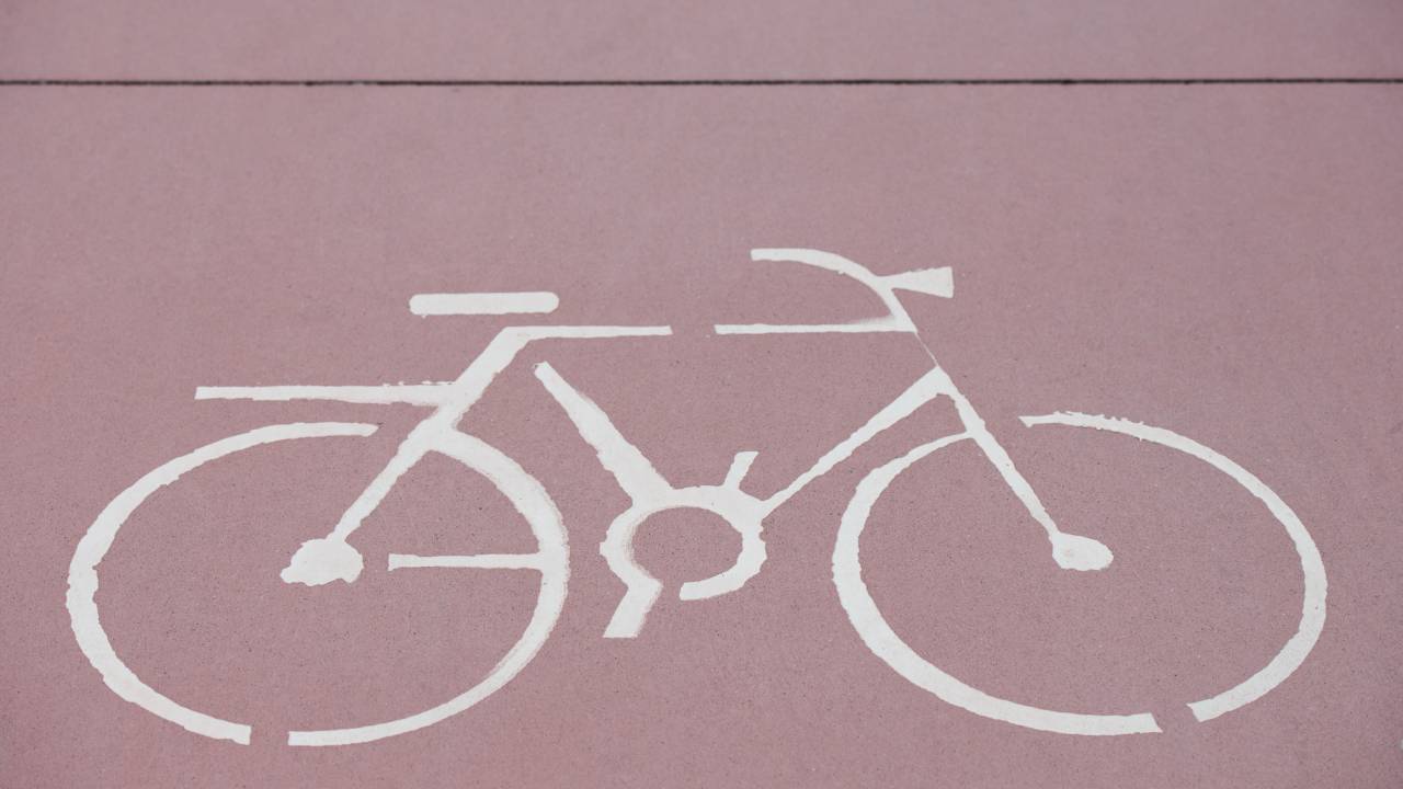 chão com o contorno de uma bicicleta