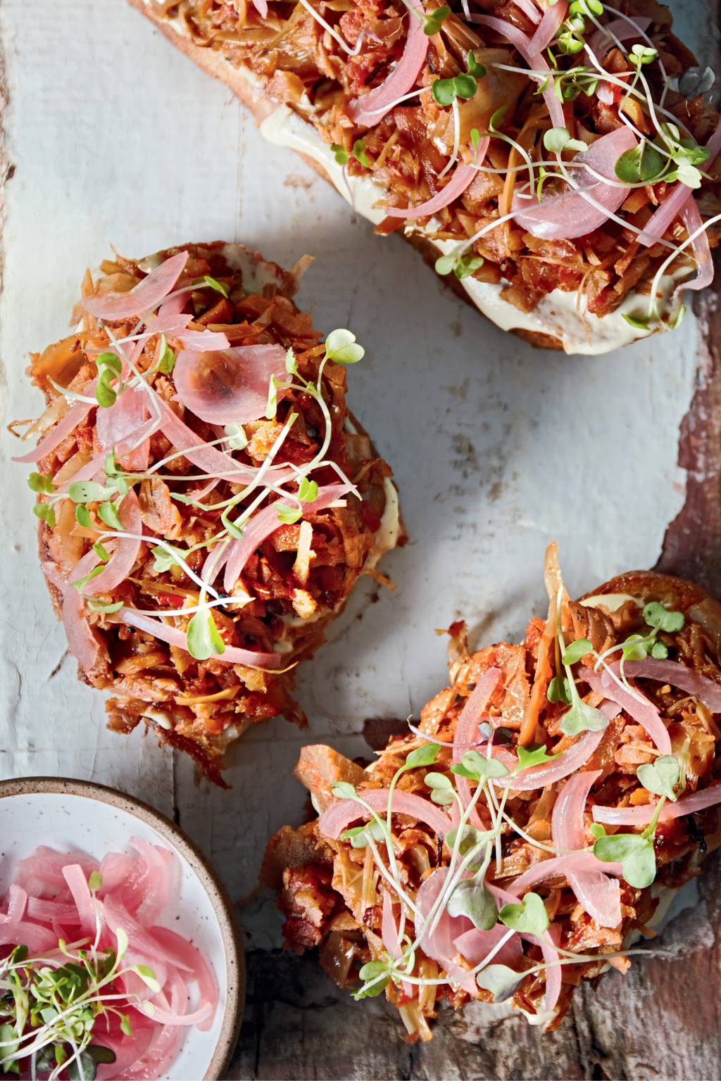 RECEBER CAMELIA ODODO3 Tostada de carne de jaca e maionese de castanha