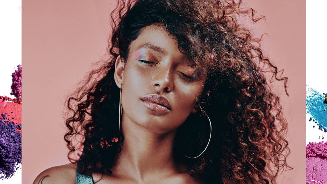 menina maquiada com olhos fechados