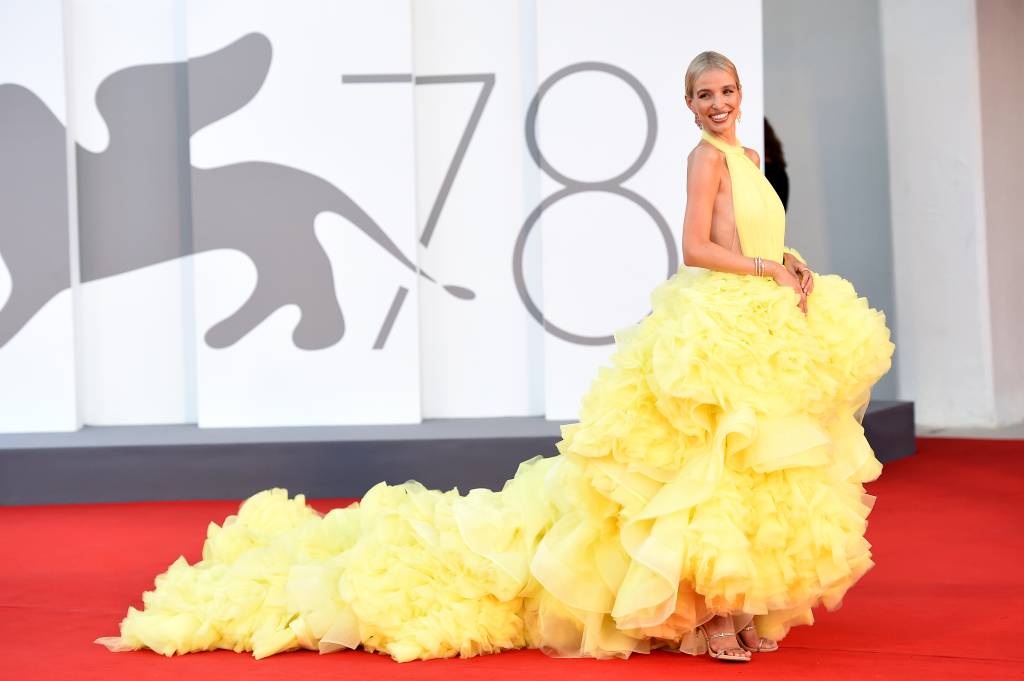 “La Caja” Red Carpet – The 78th Venice International Film Festival Leonie Hanne de vestido amarelo claro bem volumoso