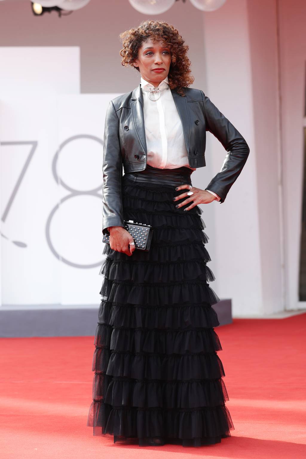 “Vidblysk” Red Carpet – The 78th Venice International Film Festival Look com jaqueta de couro e saia preta de babados