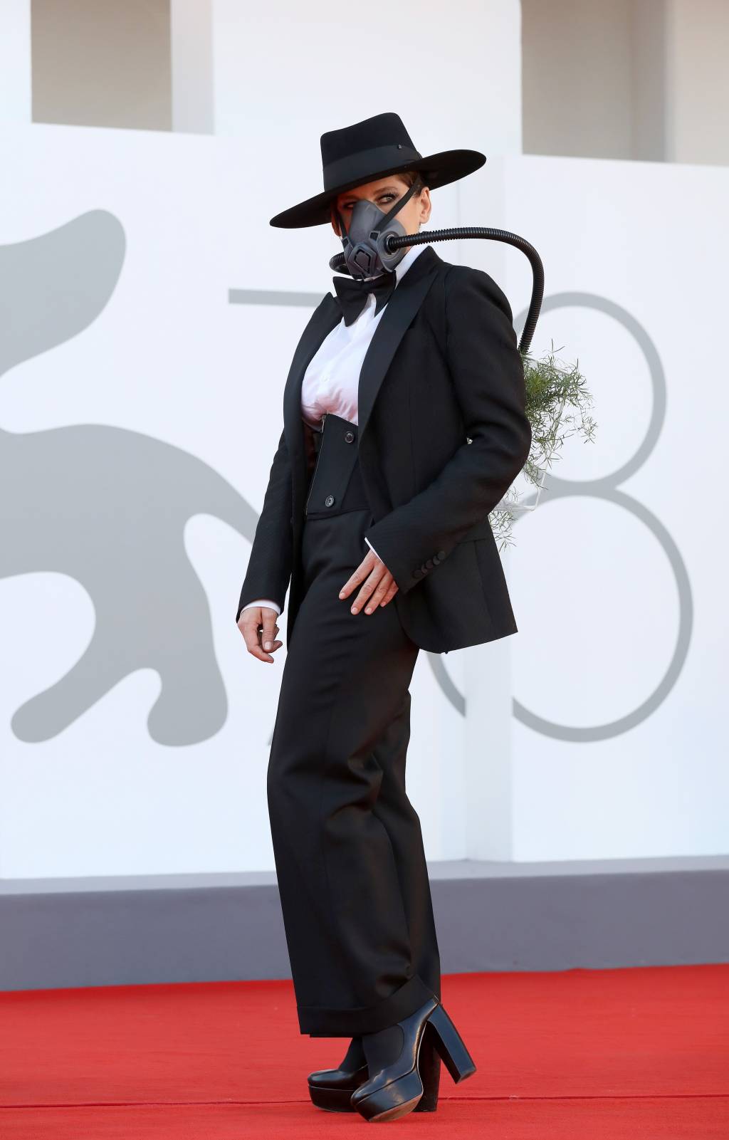 “Madres Paralelas” Red Carpet And Opening Ceremony – The 78th Venice International Film Festival Barbara de paletó preto e máscara de proteção.