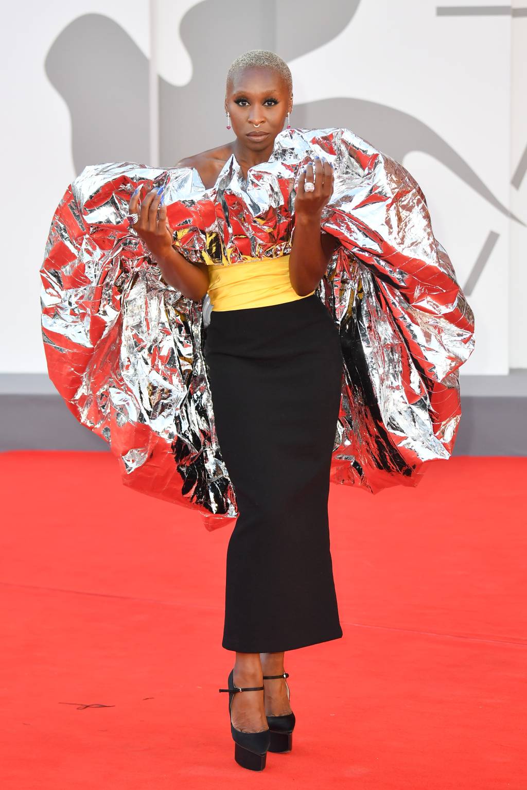 “Dune” Red Carpet – The 78th Venice International Film Festival Look com saia preta e detalhe prateado