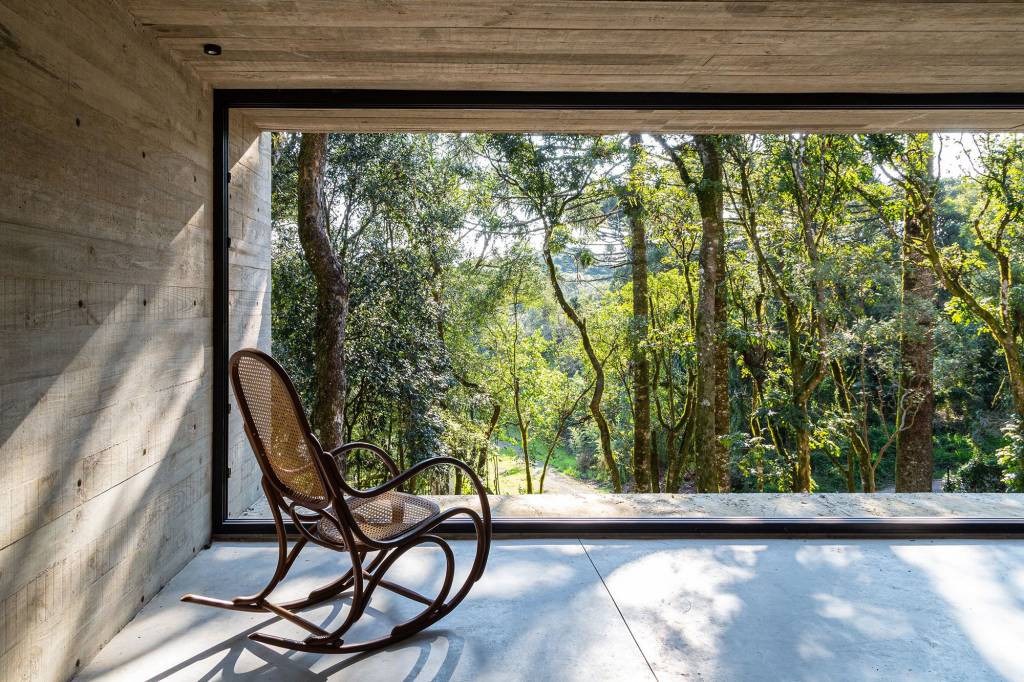 casa-fortunata5 A Casa Fortunata se mimetiza na natureza ao redor de uma Araucária