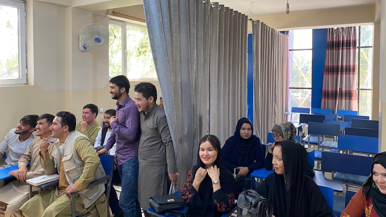mulheres afegãs durante aula em Cabul, separadas dos homens