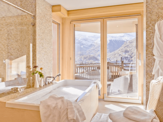 Com capacidade para 14 pessoas, <a href="https://www.homeaway.es/p3494906">este chalé</a> fica em um dos endereços mais requintados e luxuosos de Zermatt: a exclusiva Petit Village. Com capacidade para 14 pessoas, <a href="https://www.homeaway.es/p3494906">este chalé</a> fica em um dos endereços mais requintados e luxuosos de Zermatt: a exclusiva Petit Village.