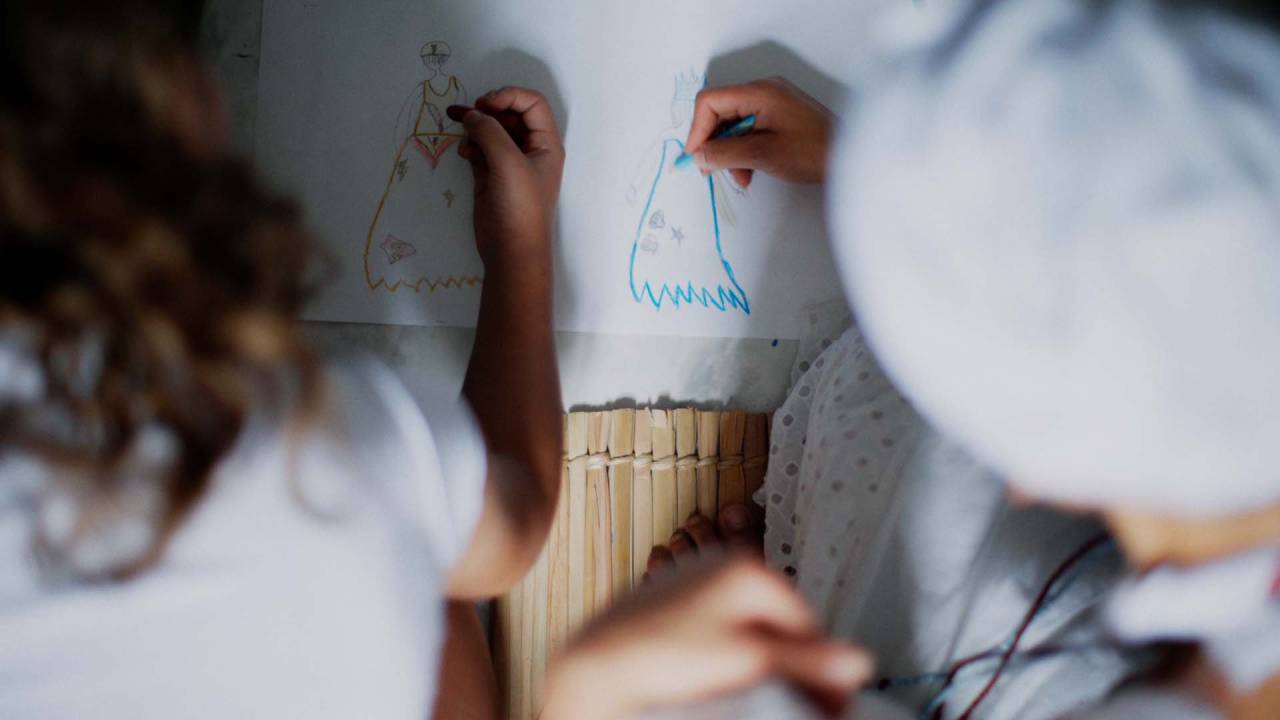 meninas desenhando