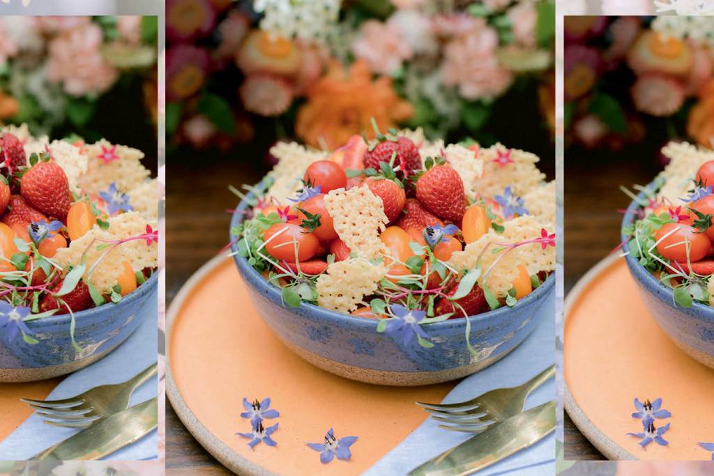 Receber Aniversário de CLAUDIA – Salada primavera de tomate, morango e queijo parmesão Salada primavera de tomate, morango e queijo parmesão