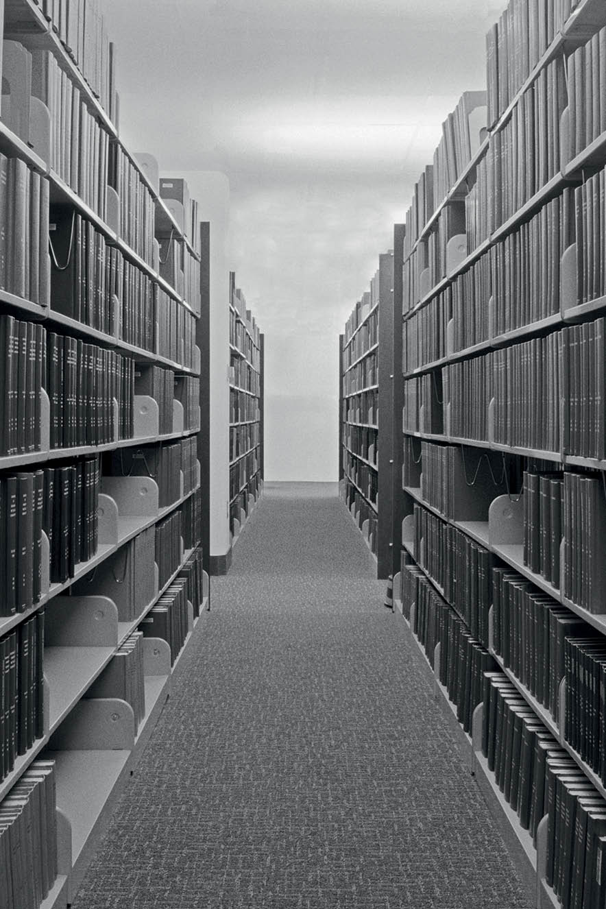 VOLTA AS AULAS corredor de uma biblioteca vazia