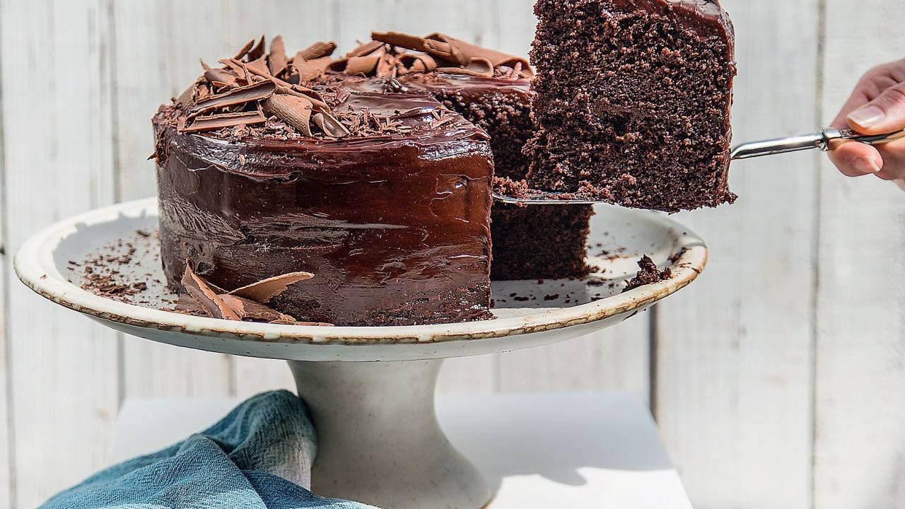 Bolo de chocolate com brigadeiro de cacau