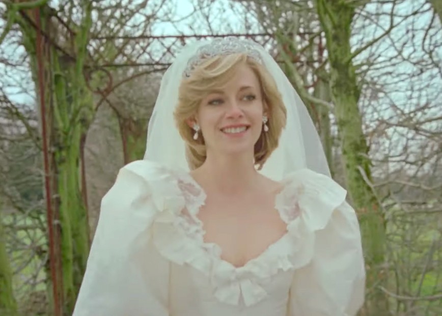 Kristen Stewart com vestido de noiva de Diana Kristen Stewart com o vestido de noiva semelhante ao de Diana, em 'Spencer'