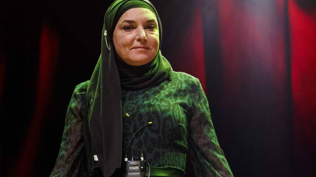 Após perder o filho, Sinead O’Connor é internada por tentativa de suicídio