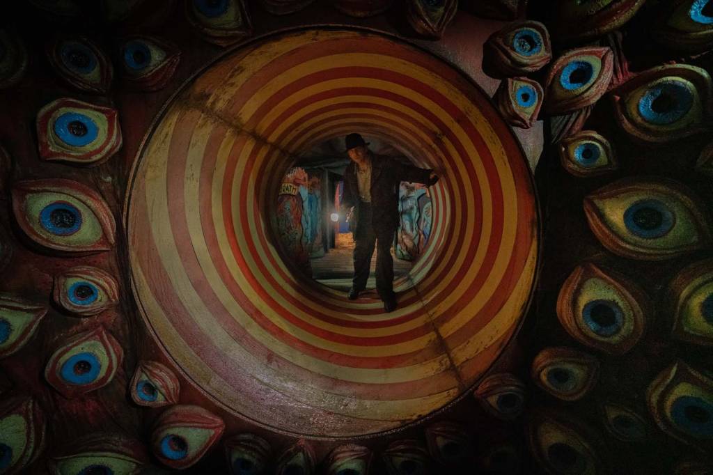O Beco do Pesadelo Cenário surrealista em O Beco do Pesadelo