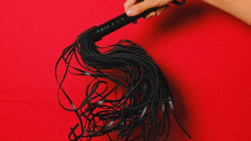 bdsm-o-que-e-como-praticar A sexóloga Carla Cecarello explica por que algumas pessoas encontram prazer em sentir e provocar dor na transa.