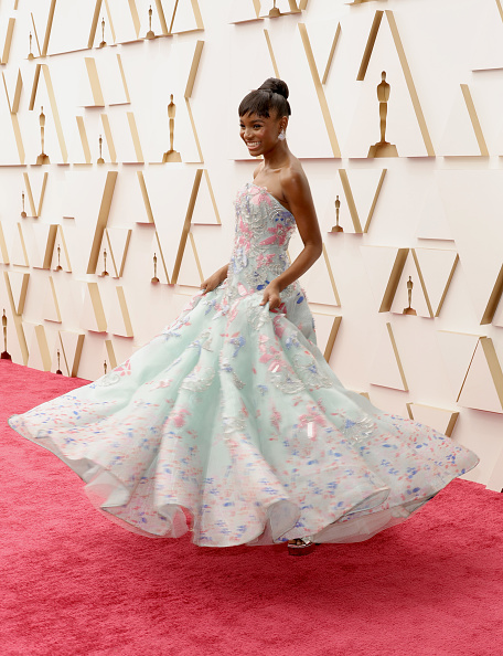 A atriz Saniyya Sidney com vestido azul claro com flores de Giorgio Armani. A atriz Saniyya Sidney com vestido azul claro com flores de Giorgio Armani.