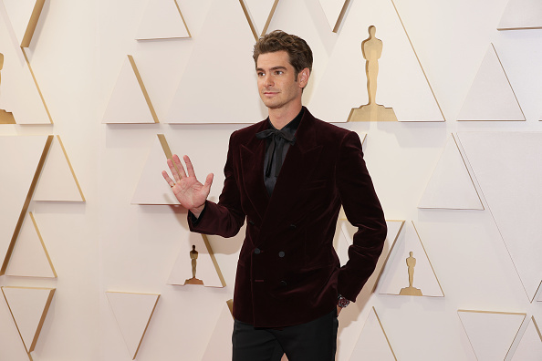 Andrew Garfield com paletó de veludo vinho.