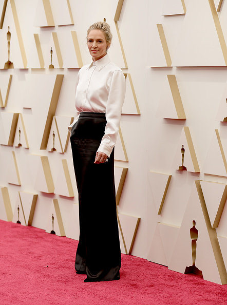 A atriz Uma Thurman elegante em look preto e branco.