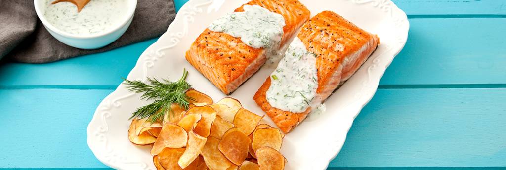 salmon-con-chips-de-papa-dulce-1-1 Salmón de Chile com chips de batata-doce e molho cremoso de endro