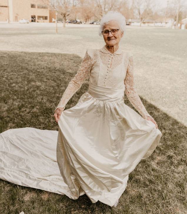 Nancy Lubbers com seu vestido de noiva original. Nancy Lubbers com seu vestido de noiva original.