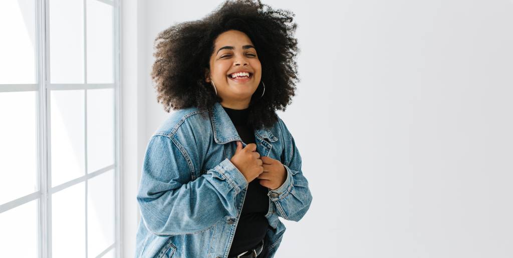 Beautiful woman in casuals looking at camera and smiling Mulher com jaqueta jeans