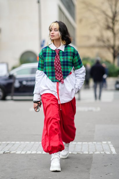 A camisa branca oversized pode ser usada em looks criativos e em camadas.