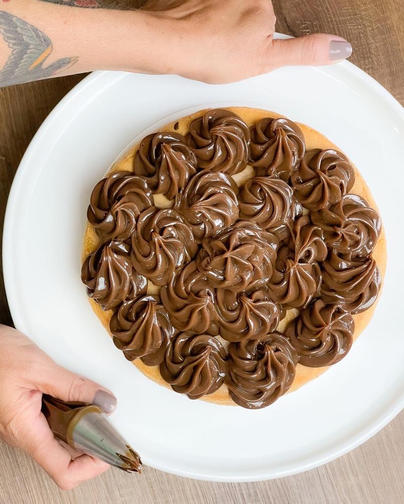 Bolo de baunilha com brigadeiro Bolo de baunilha com brigadeiro